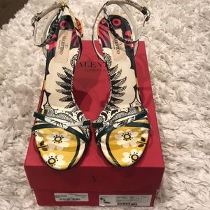 Valentino Garavani Printed Sandals. Size 8.5